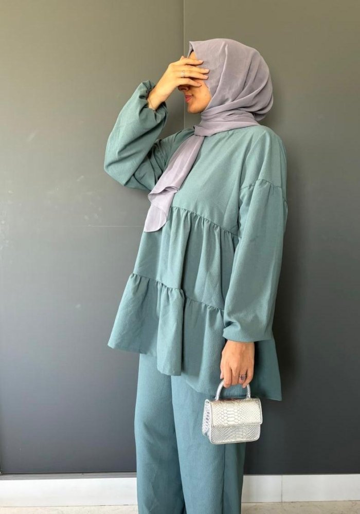 Tiered turquoise set